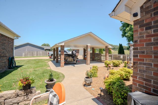 6 Hawthorne Dr, Lawrenceburg, TN 38464