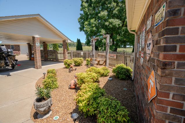 6 Hawthorne Dr, Lawrenceburg, TN 38464