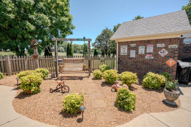 6 Hawthorne Dr, Lawrenceburg, TN 38464