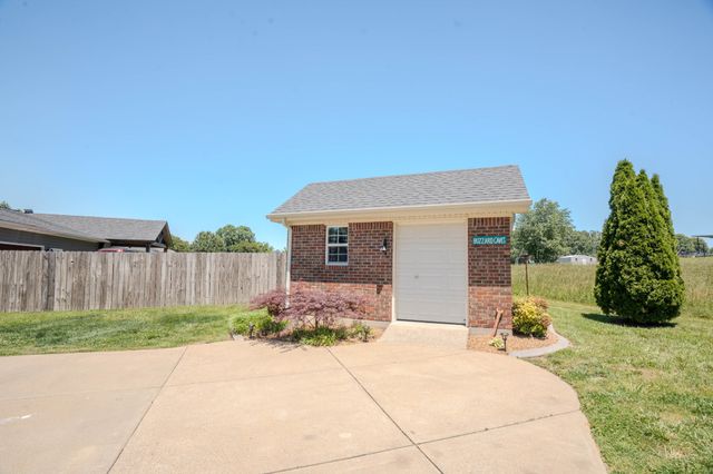 6 Hawthorne Dr, Lawrenceburg, TN 38464