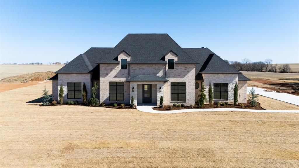 Image 3 of property listing at 2439 Friend Circle, Chickasha, OK 73018