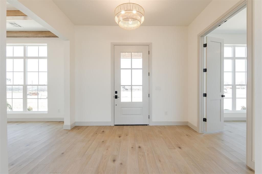 Image 4 of property listing at 2439 Friend Circle, Chickasha, OK 73018