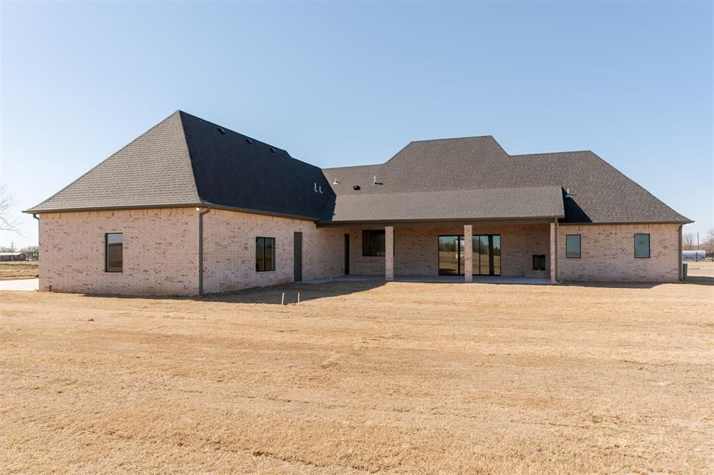 Image 36 of property listing at 2439 Friend Circle, Chickasha, OK 73018