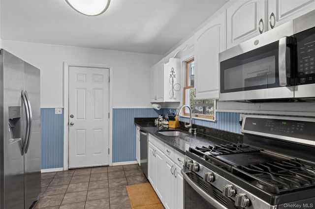 106 S Country Road, Westhampton Beach, NY 11978
