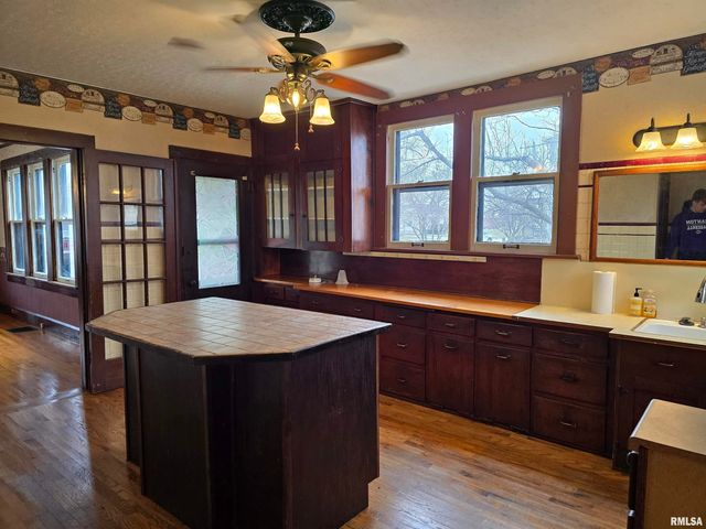 605 E CHESTNUT Street, Canton, IL 61520