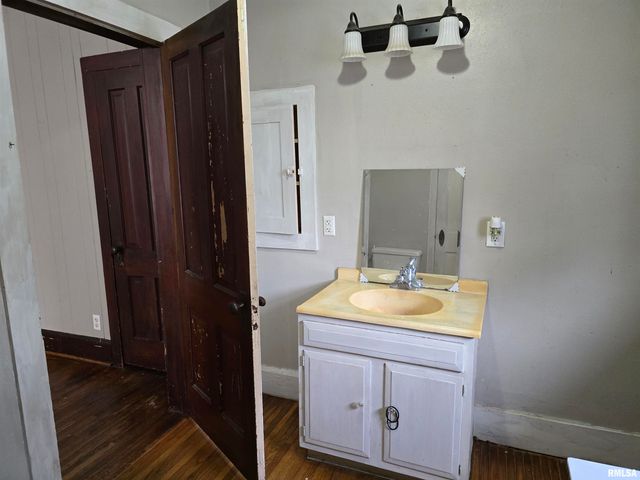 605 E CHESTNUT Street, Canton, IL 61520