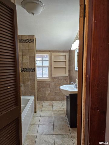 605 E CHESTNUT Street, Canton, IL 61520