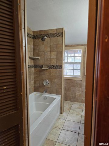 605 E CHESTNUT Street, Canton, IL 61520