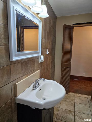 605 E CHESTNUT Street, Canton, IL 61520