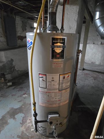 605 E CHESTNUT Street, Canton, IL 61520