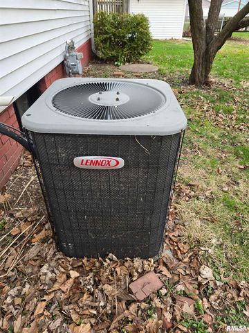 605 E CHESTNUT Street, Canton, IL 61520