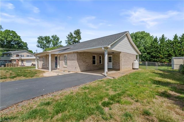 807 Silver Dapple Lane, Kernersville, NC 27284