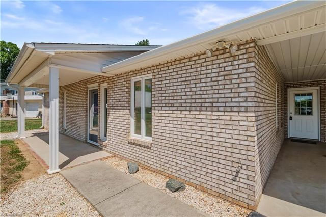 807 Silver Dapple Lane, Kernersville, NC 27284