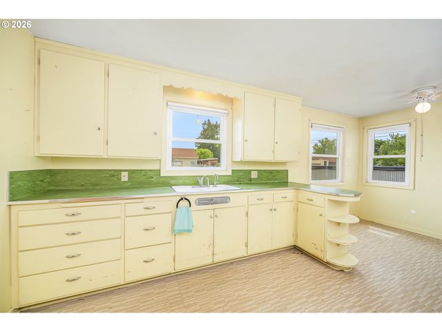 1470 JAY St, Eugene, OR 97402