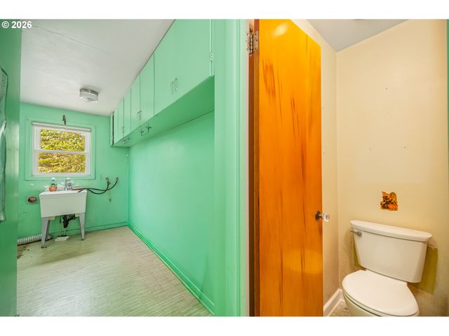 1470 JAY St, Eugene, OR 97402