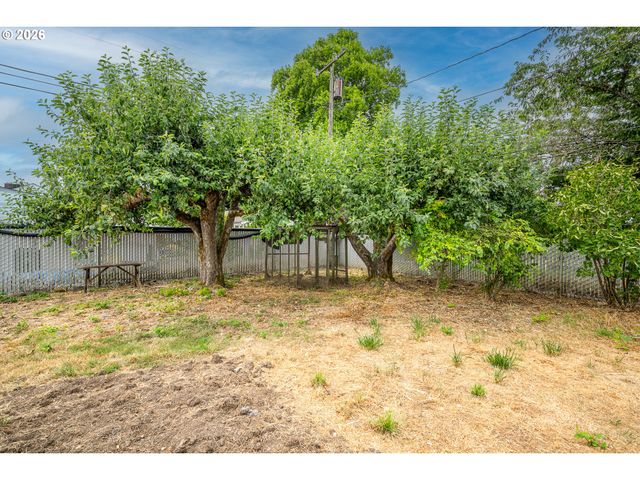1470 JAY St, Eugene, OR 97402