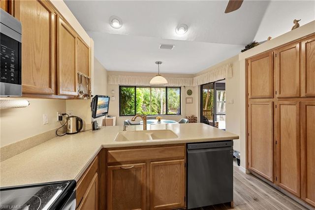 6106 Forest Villas CIR, Fort Myers, FL 33908