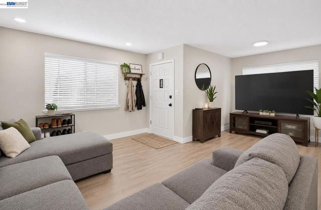 956 W Hacienda, Campbell, CA 95008