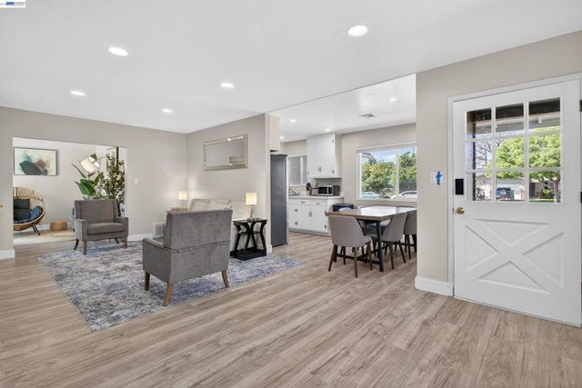 956 W Hacienda, Campbell, CA 95008