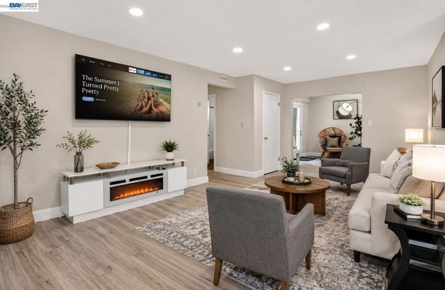 956 W Hacienda, Campbell, CA 95008