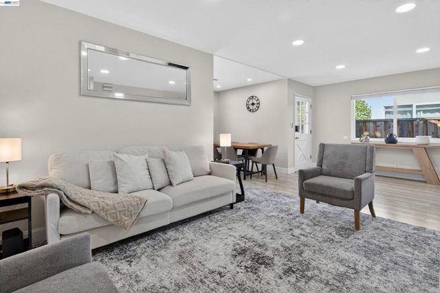 956 W Hacienda, Campbell, CA 95008