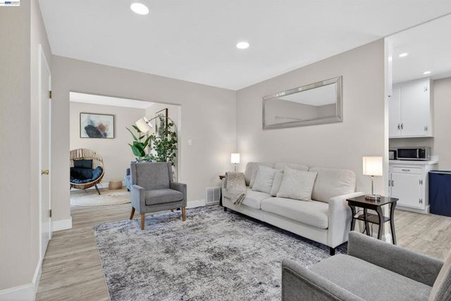 956 W Hacienda, Campbell, CA 95008