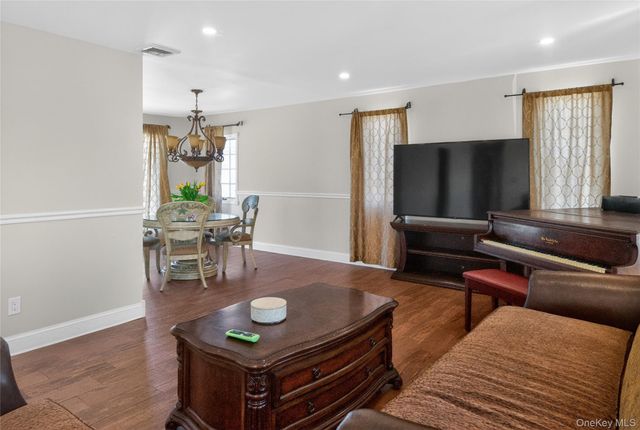 101 Jetmore Place, Massapequa, NY 11758