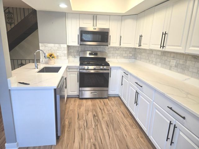 360 Inverrary Lane, Deerfield, IL 60015