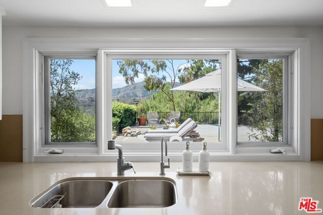 2529 Pesquera Drive, Los Angeles, CA 90049