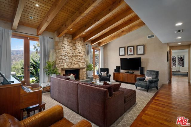 2529 Pesquera Drive, Los Angeles, CA 90049