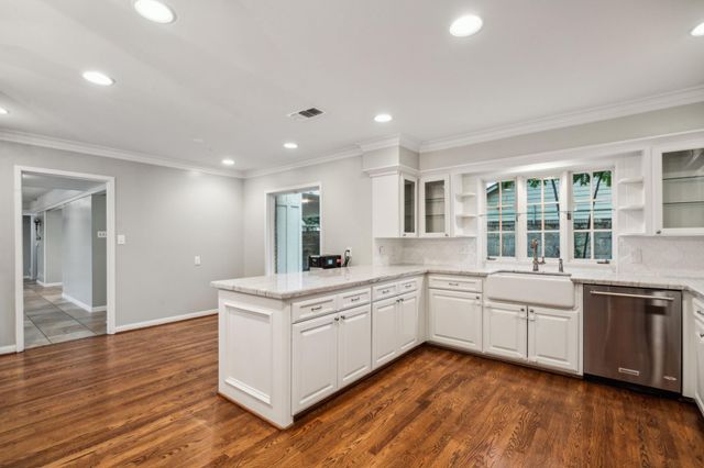 5659 Chevy Chase Drive, Houston, TX 77056