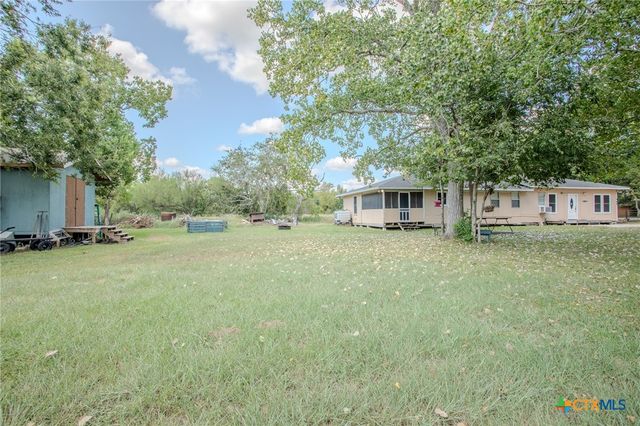 705 W Ash Street, Edna, TX 77957