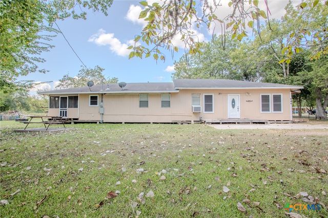 705 W Ash Street, Edna, TX 77957