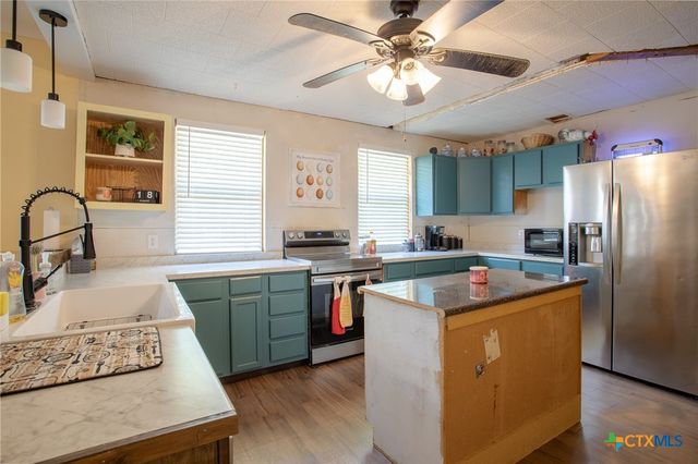 705 W Ash Street, Edna, TX 77957