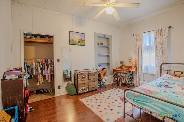 705 W Ash Street, Edna, TX 77957