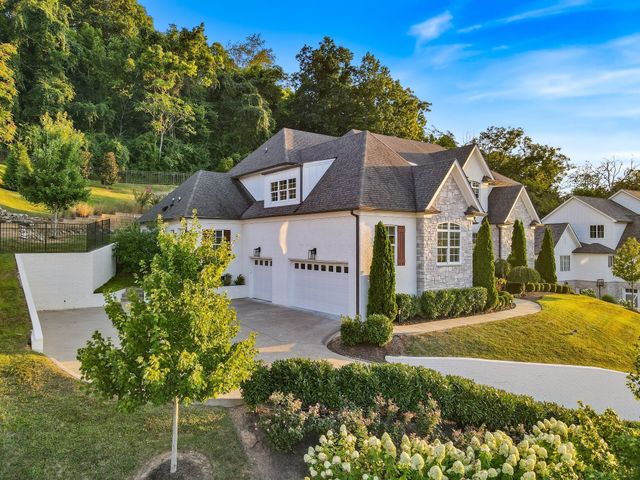 1023 Stockett Dr, Nashville, TN 37221