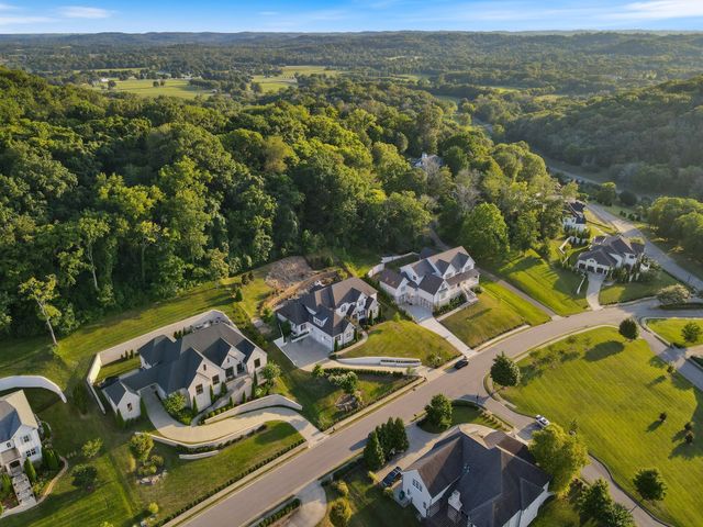 1023 Stockett Dr, Nashville, TN 37221