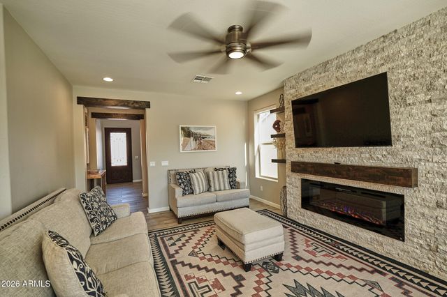 16622 S 6TH Place, Phoenix, AZ 85048