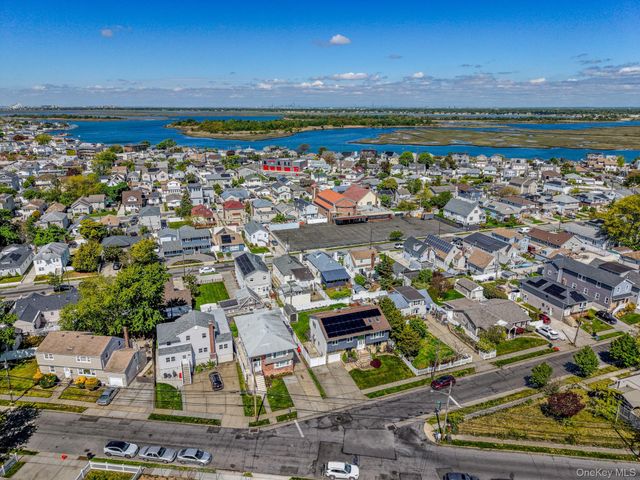 4 Lorraine Road, Island Park, NY 11558