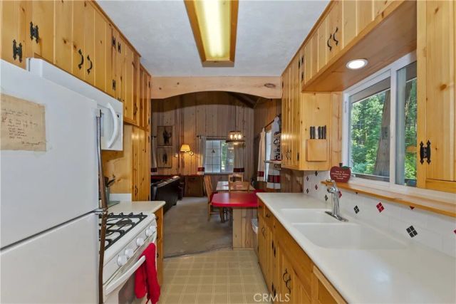 691 Cottage Grove Road, Lake Arrowhead, CA 92352