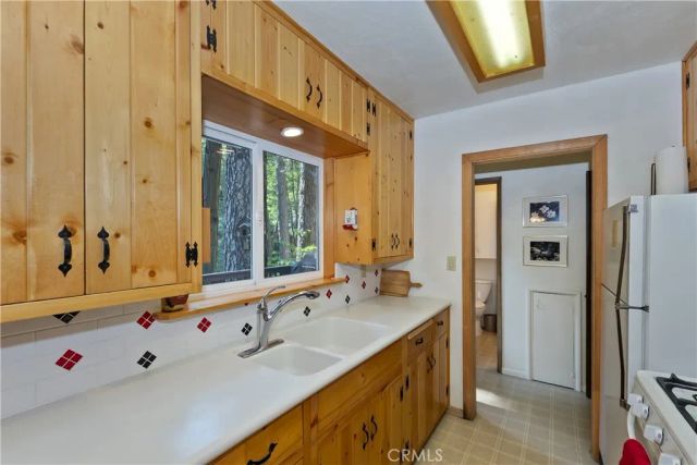 691 Cottage Grove Road, Lake Arrowhead, CA 92352