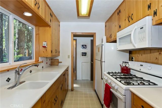 691 Cottage Grove Road, Lake Arrowhead, CA 92352