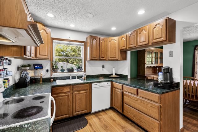 31 W Shore Drive, Southampton, NJ 08088