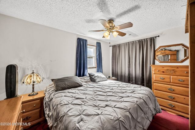 31 W Shore Drive, Southampton, NJ 08088