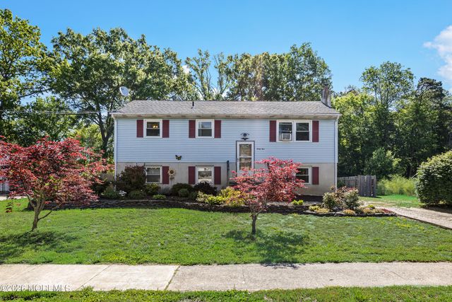 31 W Shore Drive, Southampton, NJ 08088