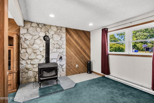 31 W Shore Drive, Southampton, NJ 08088