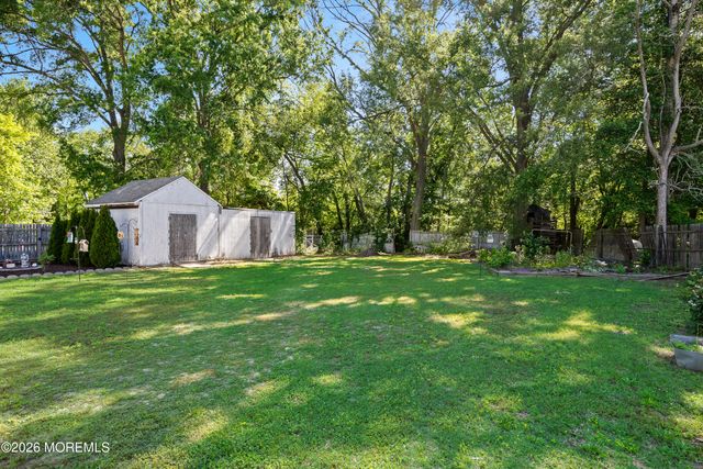 31 W Shore Drive, Southampton, NJ 08088