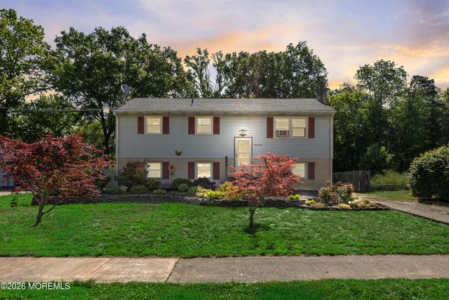 31 W Shore Drive, Southampton, NJ 08088