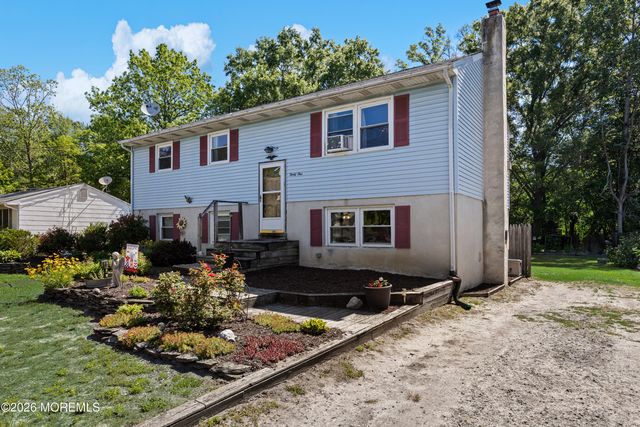 31 W Shore Drive, Southampton, NJ 08088