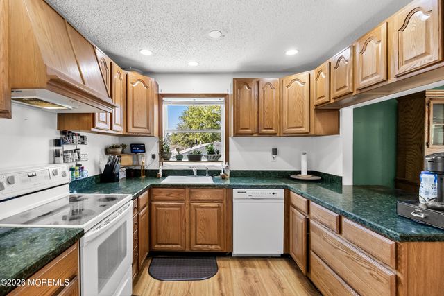 31 W Shore Drive, Southampton, NJ 08088